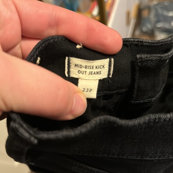 Madewell Petite Kick Out Crop Jeans in Black Rinse Wash - Picture 11 of 12